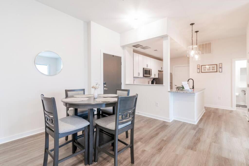 Charming Cozy Apartment With Wi-Fi & Free Parking Charlotte Luaran gambar