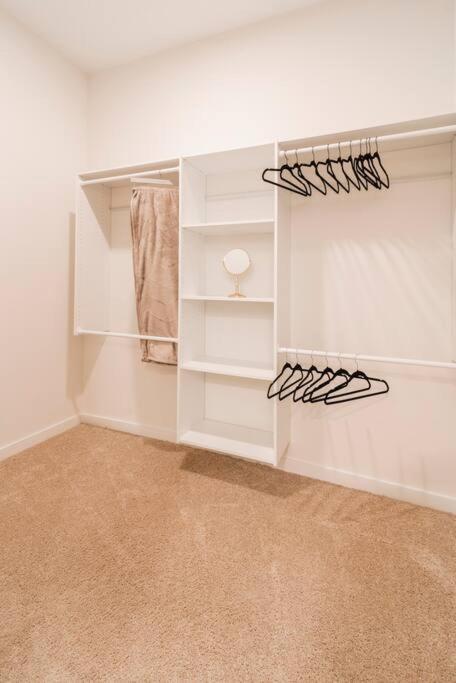 Charming Cozy Apartment With Wi-Fi & Free Parking Charlotte Luaran gambar