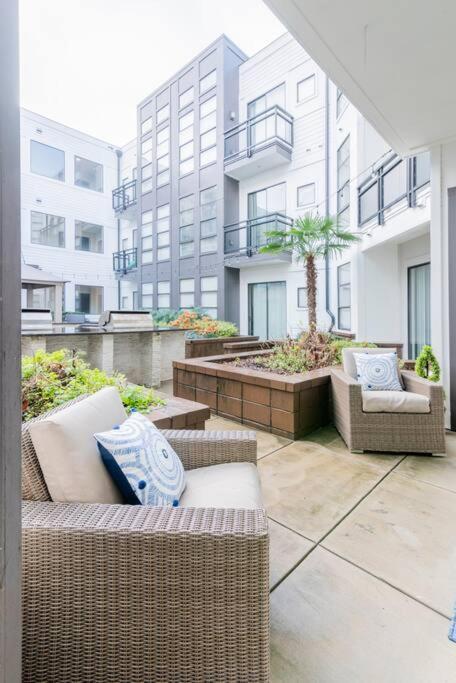 Charming Cozy Apartment With Wi-Fi & Free Parking Charlotte Luaran gambar