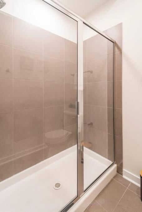 Charming Cozy Apartment With Wi-Fi & Free Parking Charlotte Luaran gambar