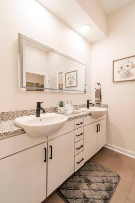 Charming Cozy Apartment With Wi-Fi & Free Parking Charlotte Luaran gambar