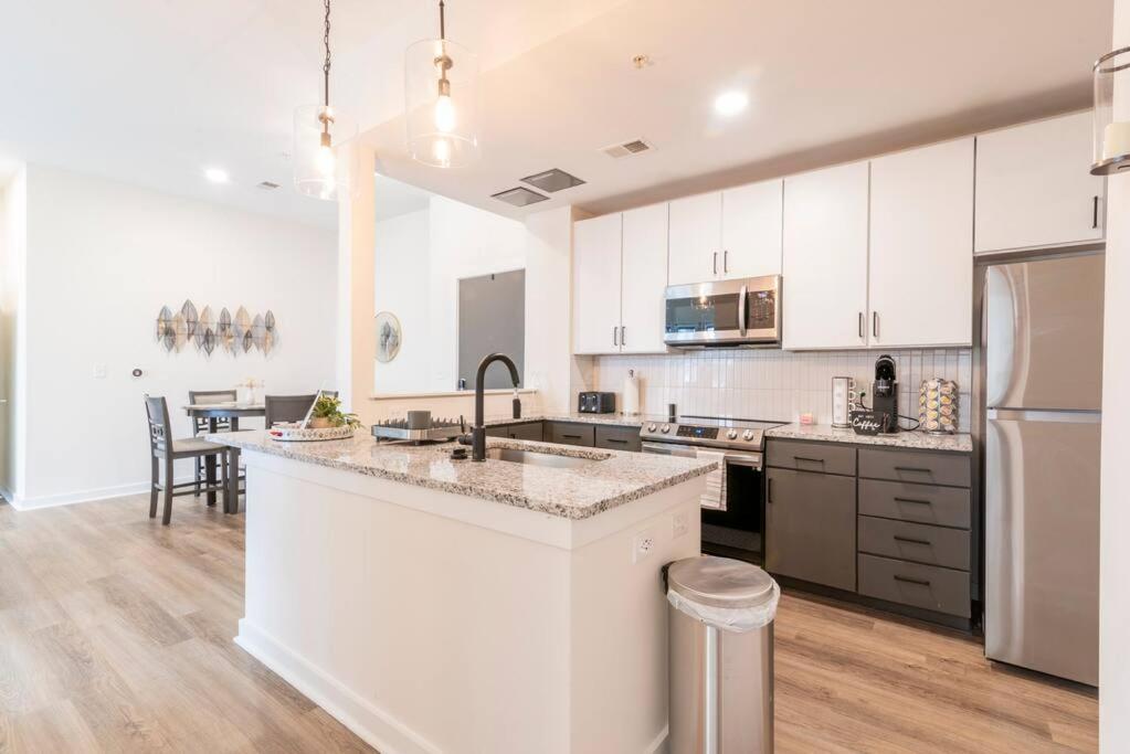 Charming Cozy Apartment With Wi-Fi & Free Parking Charlotte Luaran gambar