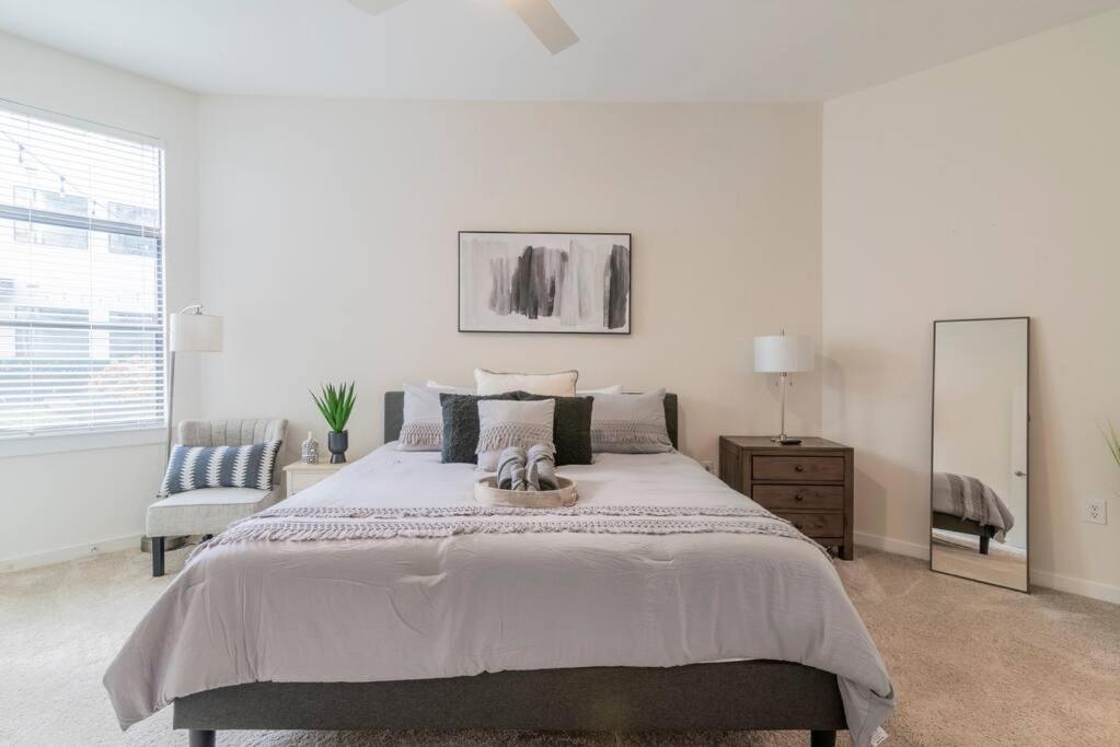 Charming Cozy Apartment With Wi-Fi & Free Parking Charlotte Luaran gambar
