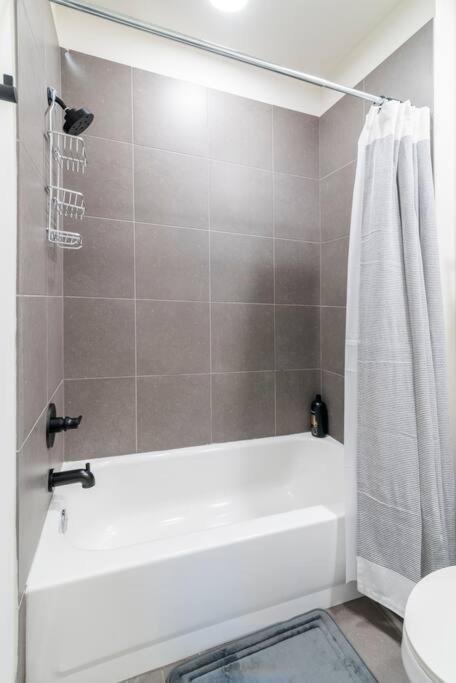 Charming Cozy Apartment With Wi-Fi & Free Parking Charlotte Luaran gambar