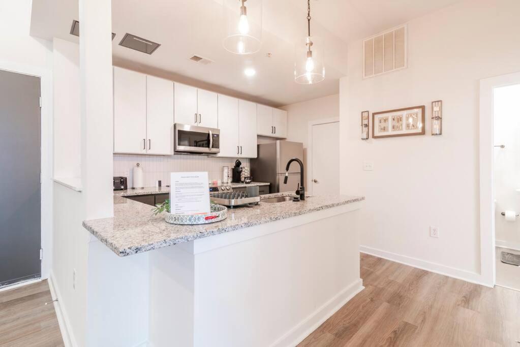 Charming Cozy Apartment With Wi-Fi & Free Parking Charlotte Luaran gambar